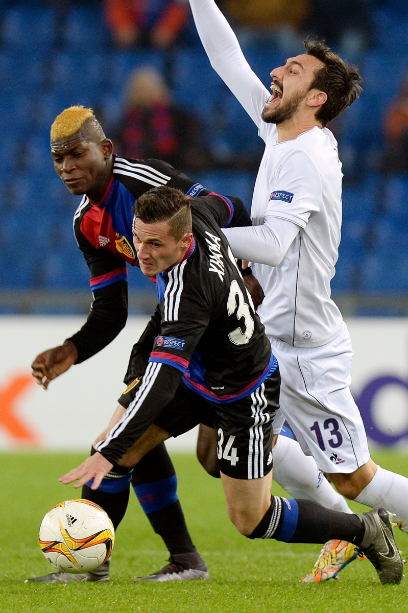 Basel's Taulant Xhaka, left, fights for the ball against Fiorentina's Davide Astori, right, during the UEFA Europa League group I group stage matchday 5 soccer match between Switzerland's FC Basel 1893 and Italy's ACF Fiorentina at the St. Jakob-Park stadium in Basel, Switzerland, on Thursday, November 26, 2015. (KEYSTONE/Walter Bieri) SOCCER EUROPA LEAGUE BASEL FIORENTINA