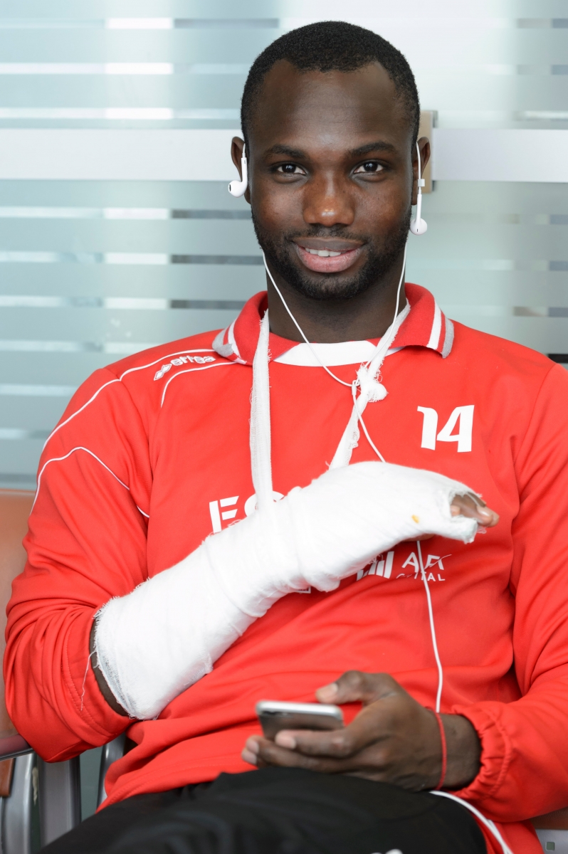 Sion's soccer player Moussa Konate is pictured with his broken hand as he waitinf for his plane at the Kazan Airport one day after loosing the UEFA Europa League group B soccer match between Rubin Kazan and FC Sion, in Kazan, Russia, Friday, November 27, 2015. (KEYSTONE/Laurent Gillieron) RUSSIA SOCCER EUROPA LEAGUE KAZAN SION
