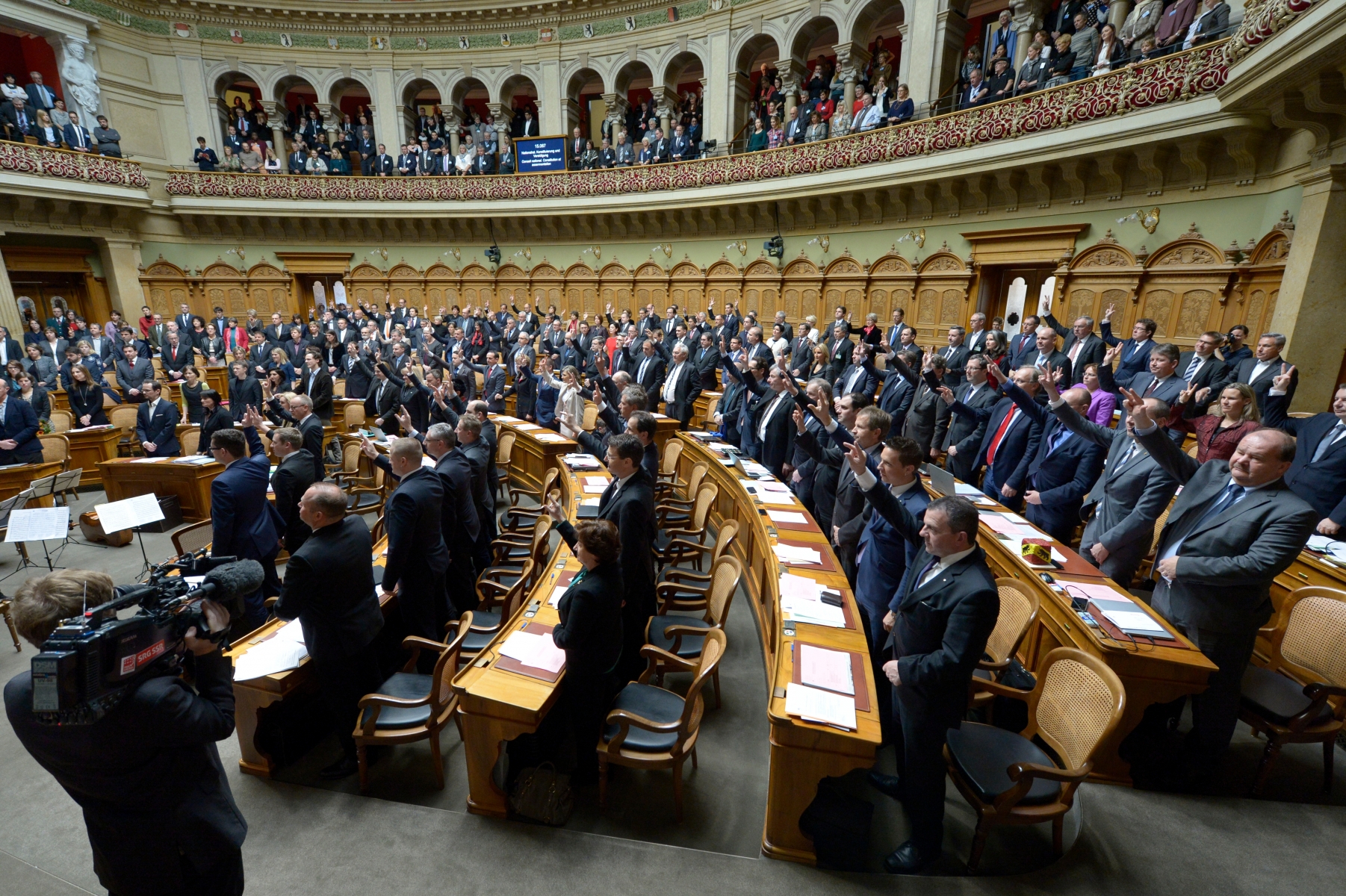 Die gewaehlten Nationalraetinnen und Nationalraete leisten den Amtseid, respektive das Geluebde, zu Beginn der 50. Legislatur am ersten Sessionstag der Wintersession der Eidgenoessischen Raete, am Montag, 30. November 2015, im Nationalrat in Bern. (KEYSTONE/Alessandro della Valle)
 SCHWEIZ SESSION NATIONALRAT