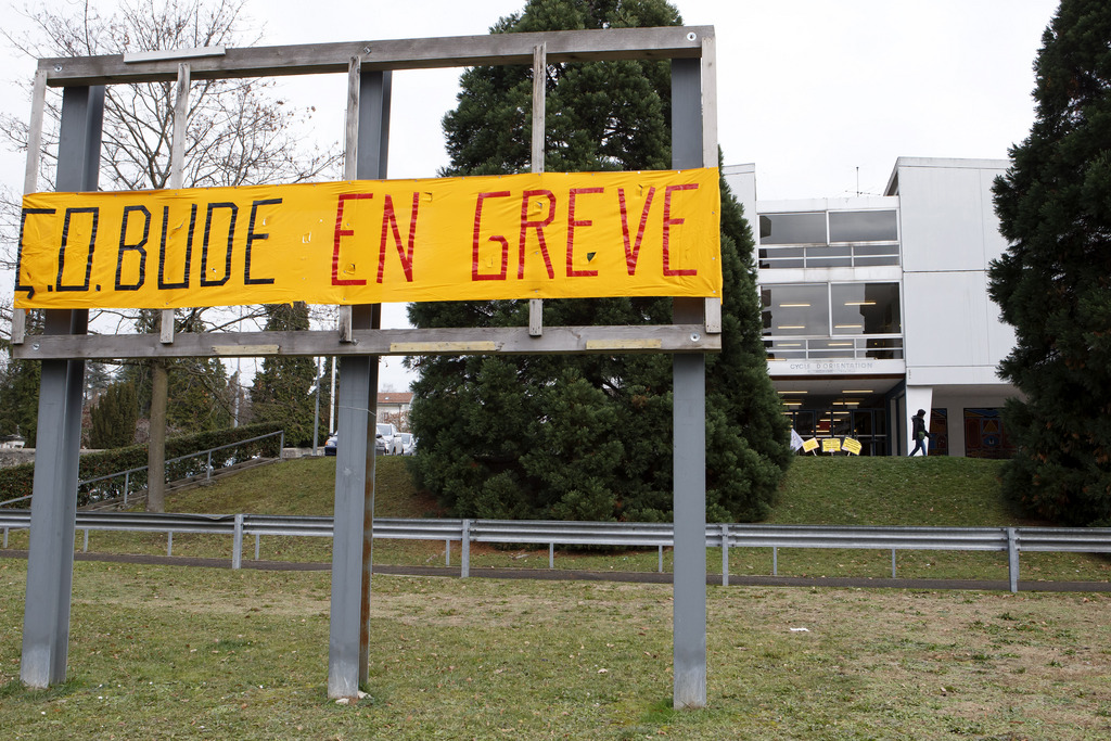 Des enseignants ont accroché une banderole "C.O. Bude en grève" devant le cycle d'orientation du collège de Bude ce mardi.