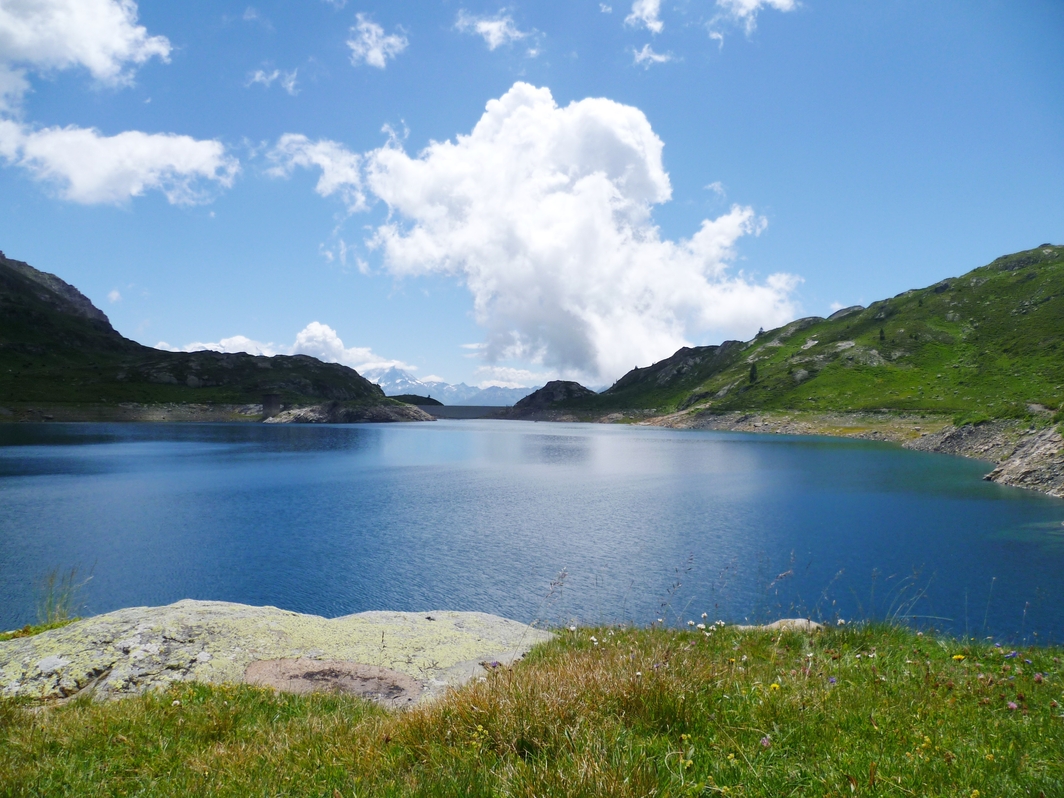 La centrale est alimentée par les eaux du lac de Sorniot.