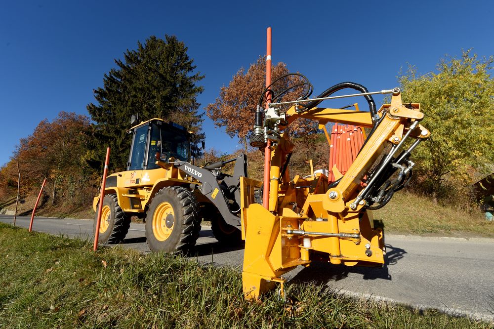 L'instrument se fixe à l'avant du chasse-neige et est dirigé par ordinateur.