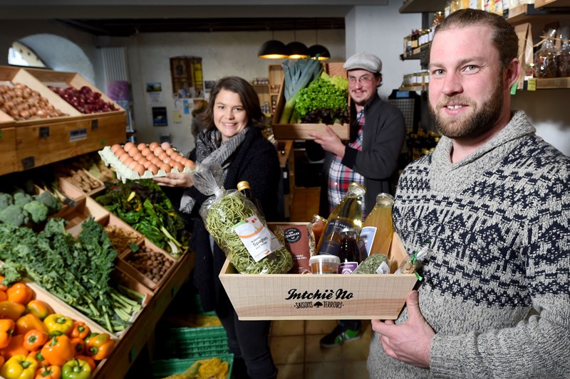 Une partie de l’équipe d’Intchié No: la gérante Amélie Roux, Raphaël Bianco le fondateur (à droite)  et Loïc Raboud, employé de l’épicerie.