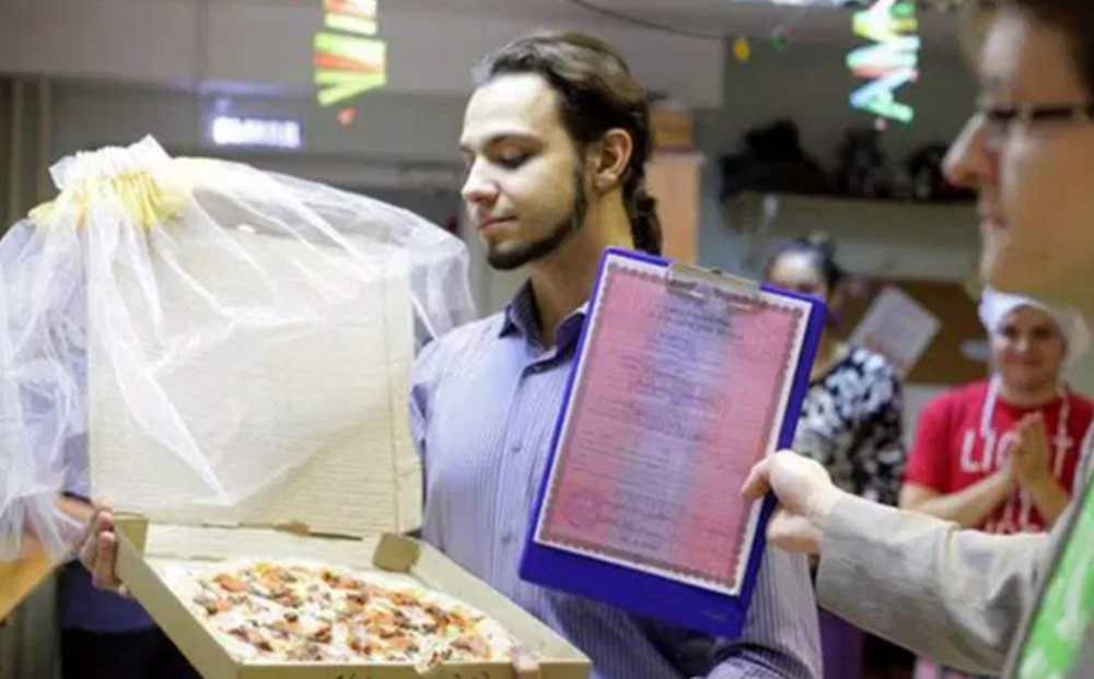 La cérémonie a eu lieu dans une pizzeria.