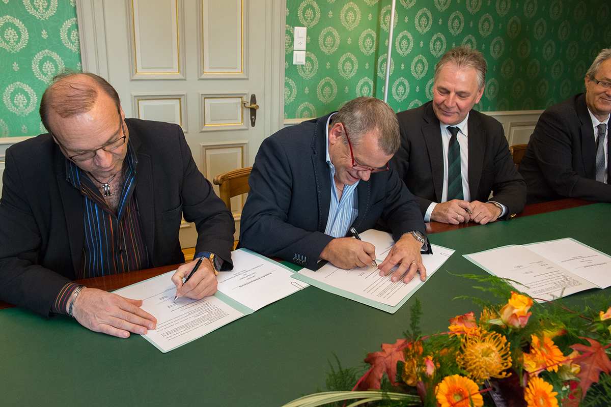 Les syndicats chrétiens, ici Bernard Tissières secrétaire régional et André Quinodoz, président  ont signé une convention avec l'Etat du Valais par l'intermédiaire de Jacques Melly.