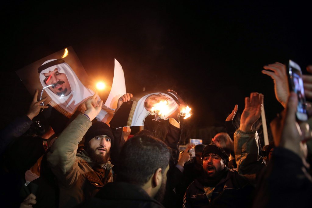 Un millier de manifestants se sont rassemblés à proximité de l'ambassade de l'Arabie Saoudite, à Téhéran.