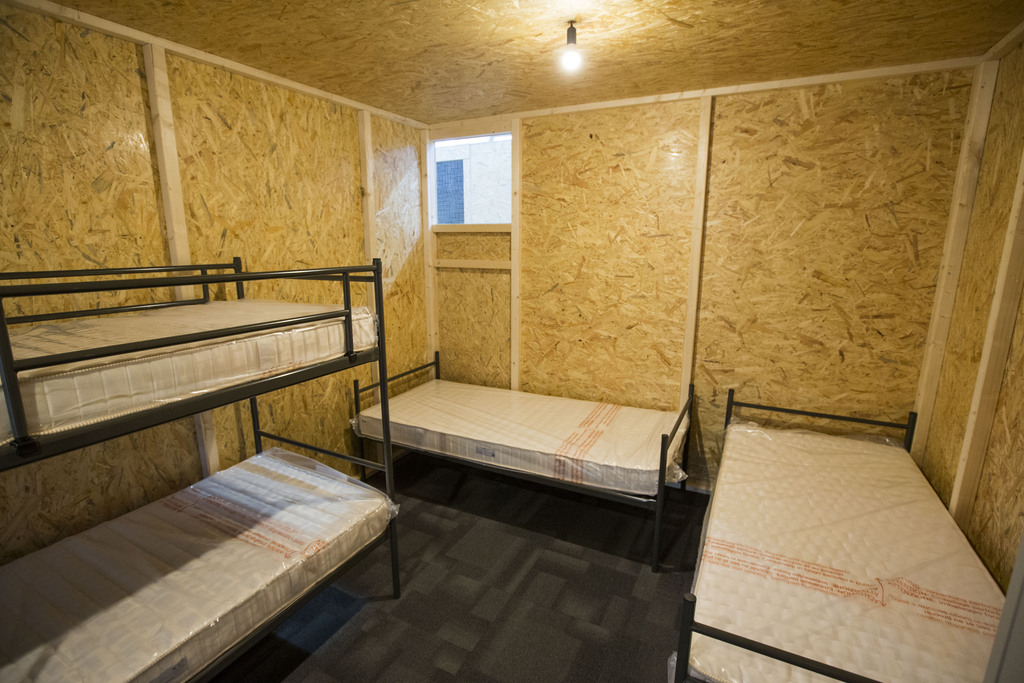 Un aperçu de l'intérieur des nouvelles cabanes en bois destinées aux réfugiés à Zurich.