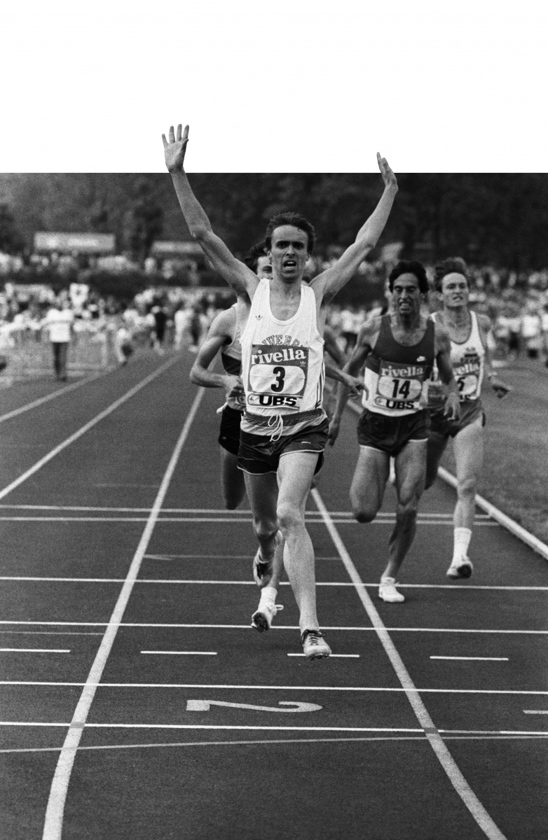 Pierre Deleze jubelt am 1. Juli 1983 beim 7. Internationalen Leichtathletikmeetin in Lausanne nach seiner Saisonbestleistung von 3:35:22 im 1500 Meter Rennen. (KEYSTONE/Str)d LEICHTATHLETIK ATHLETISSIMA 1983 LAUSANNE