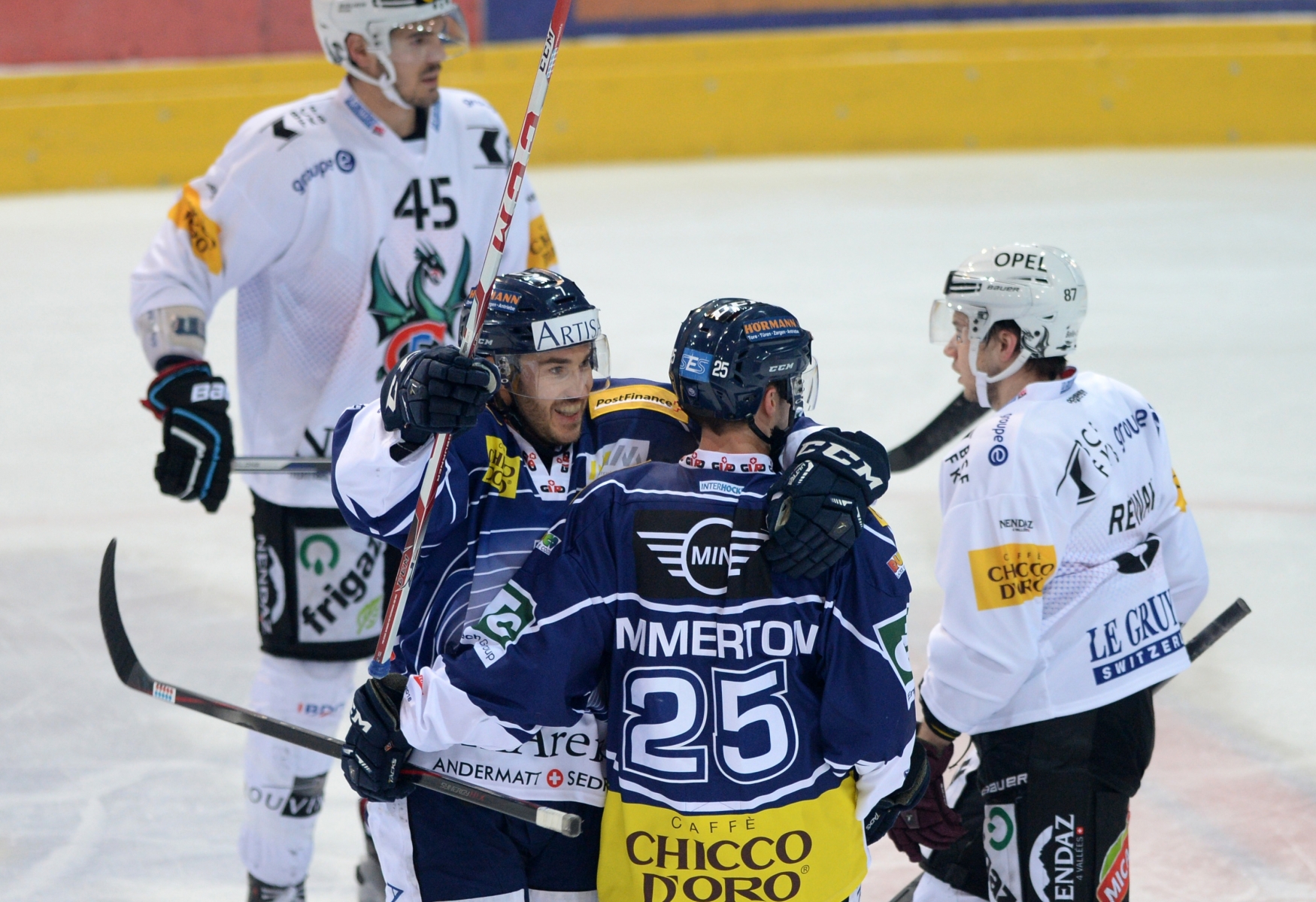 Thibaut Monnet (à gauche, en bleu), restera fidèle à Ambri-Piotta.