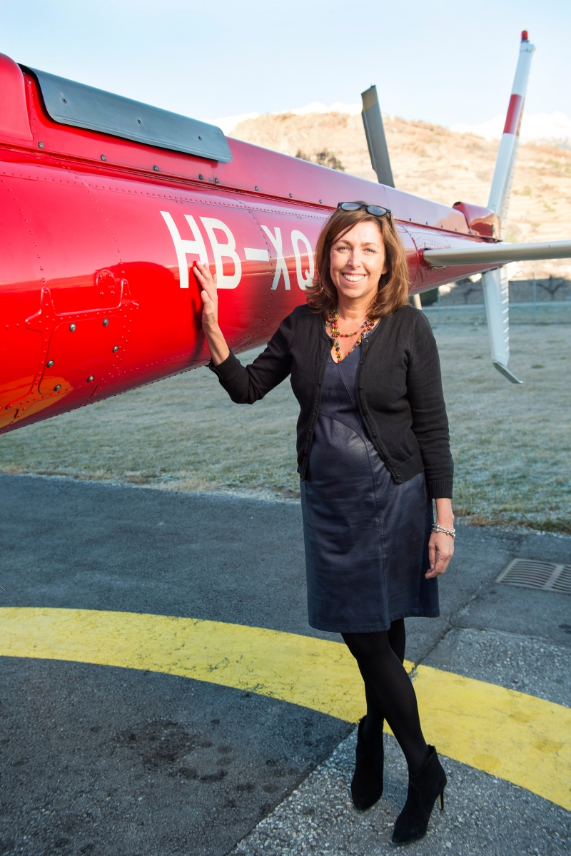 Sion- 14 décembre 2015 - Christine Eggs devant un hélicoptère. Directrice générale de la Maison FXB du sauvetage. Photo: Héloïse Maret CHRISTINE EGGS 5