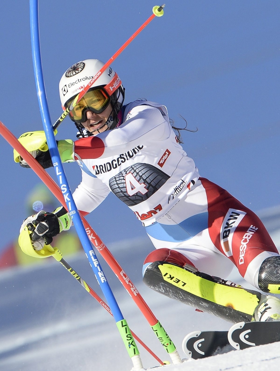 epa05082916 Swiss Wendy Holdener clears a gate during the first run of the Women's Slalom race at the FIS Alpine Skiing World Cup in Lienz, Austria, 29 December 2015.  EPA/ROBERT JAEGER AUSTRIA ALPINE SKIING WORLD CUP