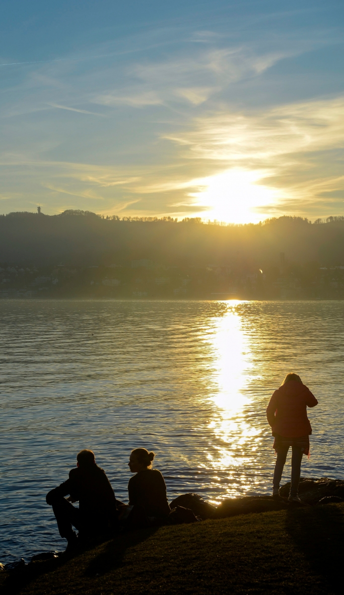 Spaziergaenger geniessen das milde Wetter und das goldene Licht am Ufer des Zuerichsee in Zuerich, am Sonntag, 27. Dezember 2015. (KEYSTONE/Walter Bieri)



Strollers stand in the golden light of the sun on the shore of the Lake Zurich in Zurich, Switzerland, on Sunday, 27 December 2015. Wide parts of Europe experience springlike weather and temperatures these days. (KEYSTONE/Walter Bieri) SCHWEIZ WETTER MILDER WINTER