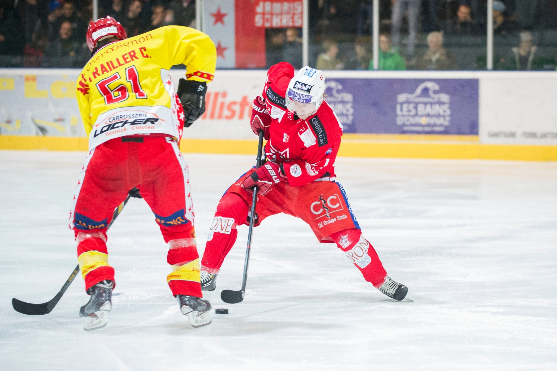 Match de Hockey opposant le HC Sion au HC Sierre en ce 18 dcembre 2015.



Sur l'image : Romain Seydoux du HC Sion rivalise avec  Kevin Moren du Hc Sierre