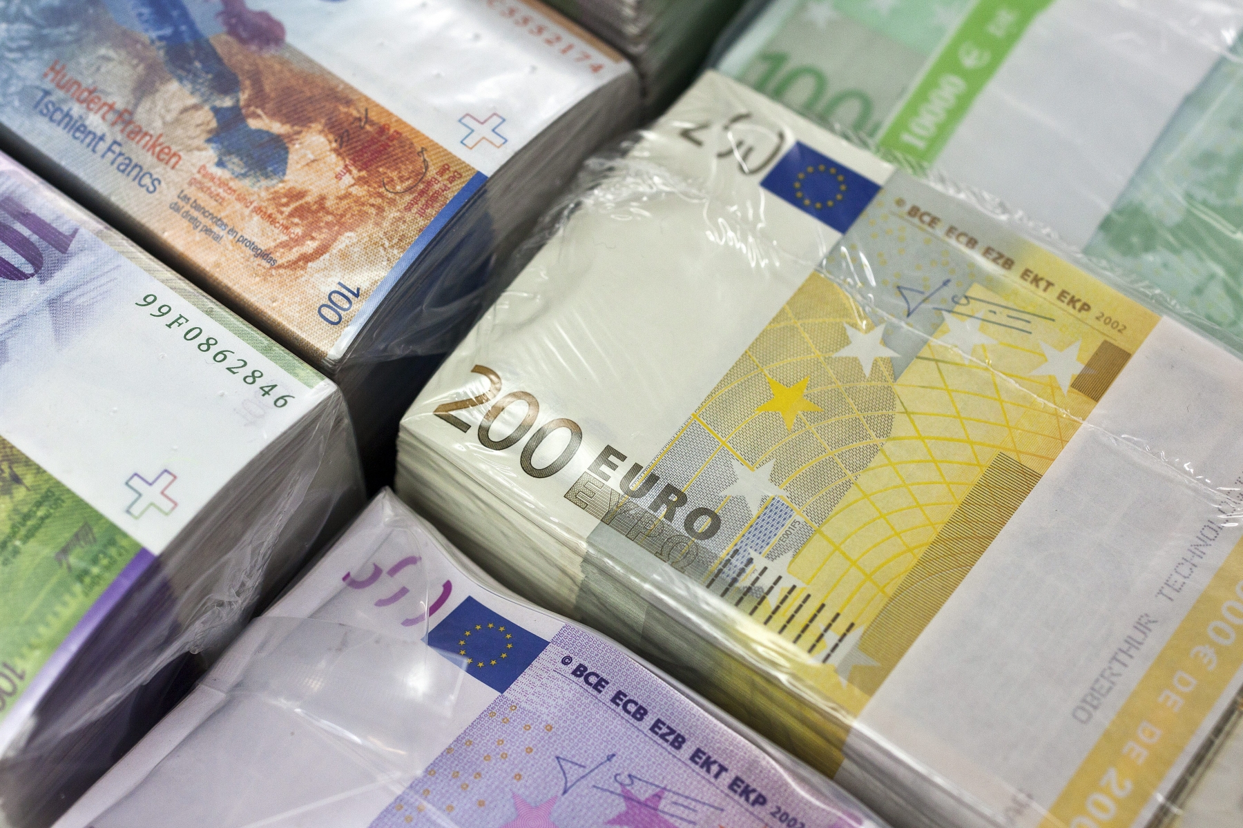 THEMENBILD ZUR GELDPOLITIK DER SCHWEIZER NATIONALBANK --- Bundles of bank notes of Swiss Francs and Euros at the bank vault of the "Zuercher Kantonalbank" bank, pictured on August 9, 2011 in Zurich, Switzerland. (KEYSTONE/Martin Ruetschi)