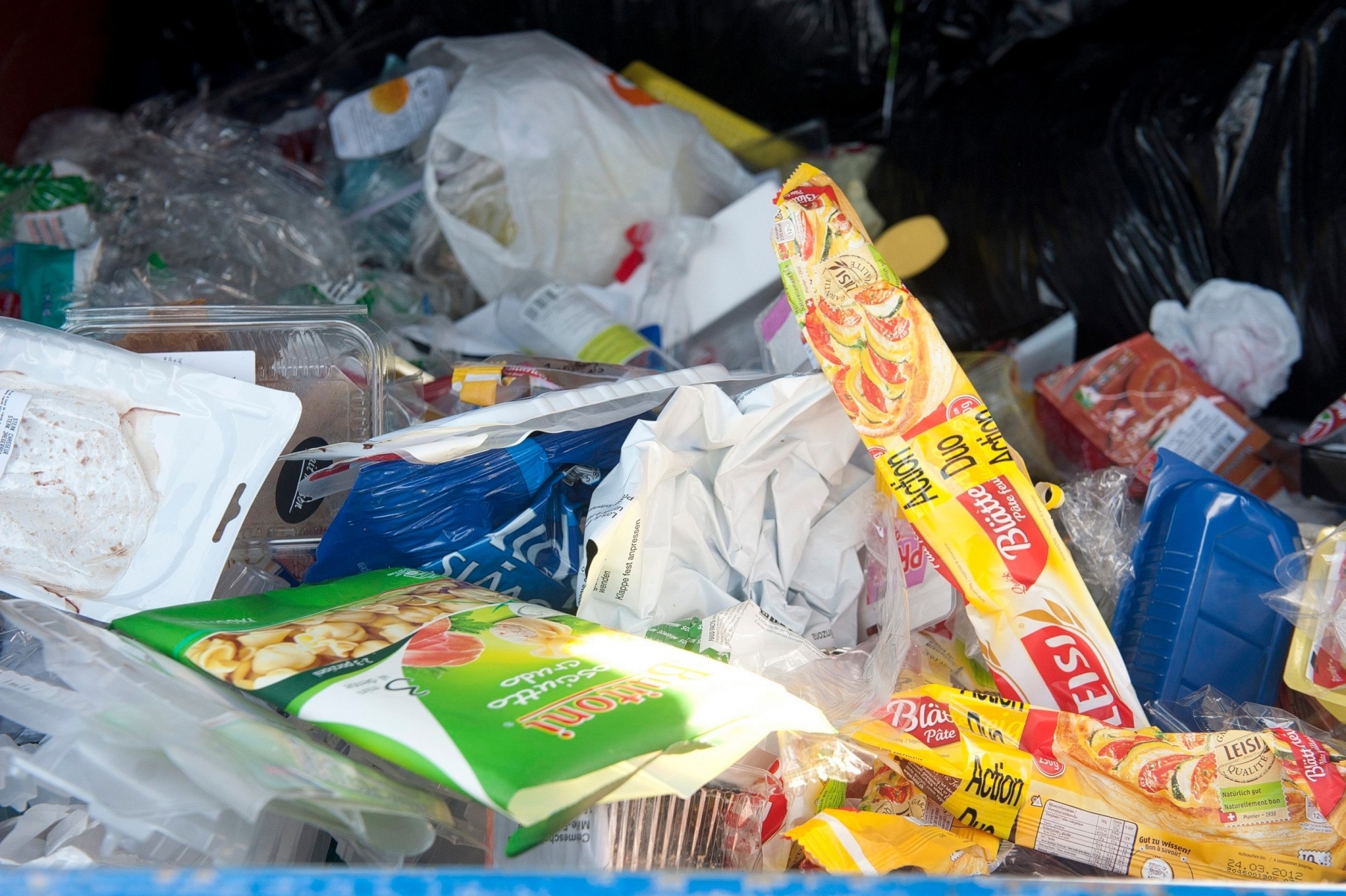 Des consommateurs vont enlever les emballages des produits achetés et les laisser en magasin samedi lors d'une "plastic attack".