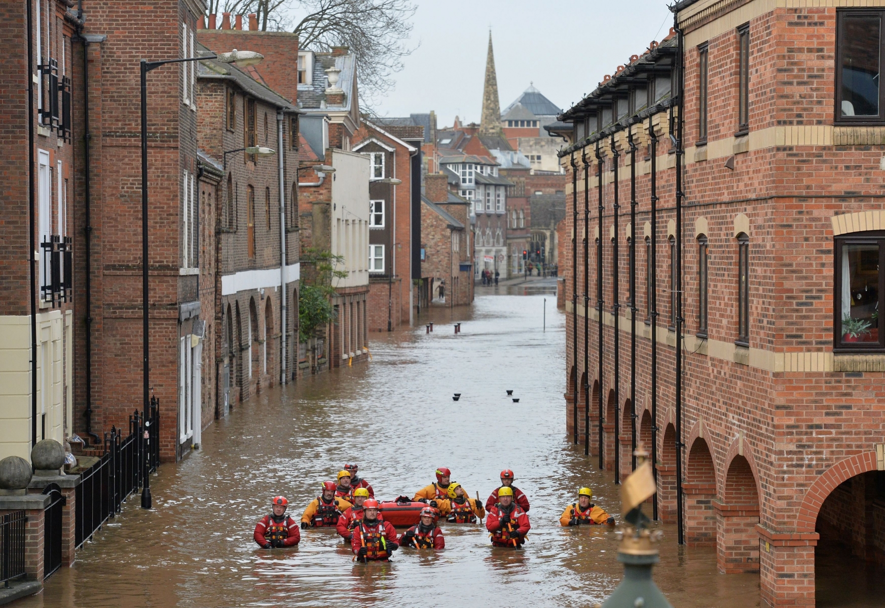 Dans le nord de l'Angleterre, 6700 propriétés sont sous les eaux et le niveau des crues atteint un record historique.