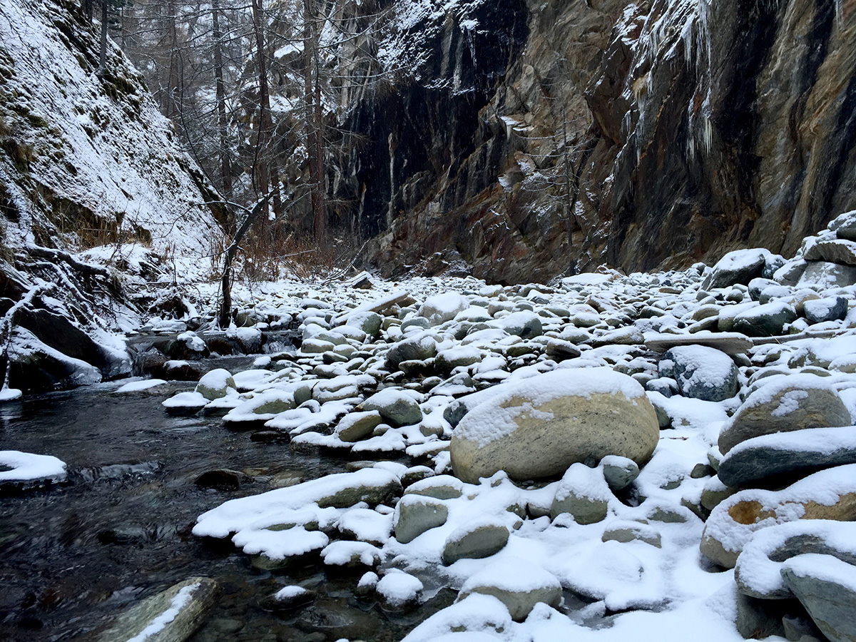 Feeschlucht à Saas Grund – Rivière désormais pourvue d’eau toute l‘année. Ainsi il redevient possible à la truite de s’y installer.