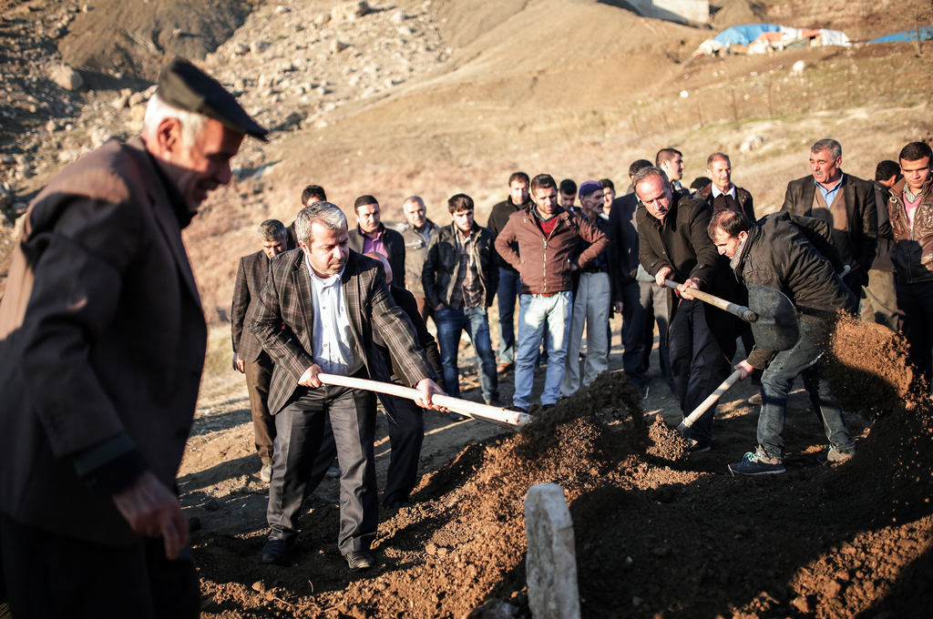 Les obsèques d'un Kurde tué par l'armée turque à Cizre ce mercredi. Les heurts se poursuivent dans le sud-est de la Turquie.