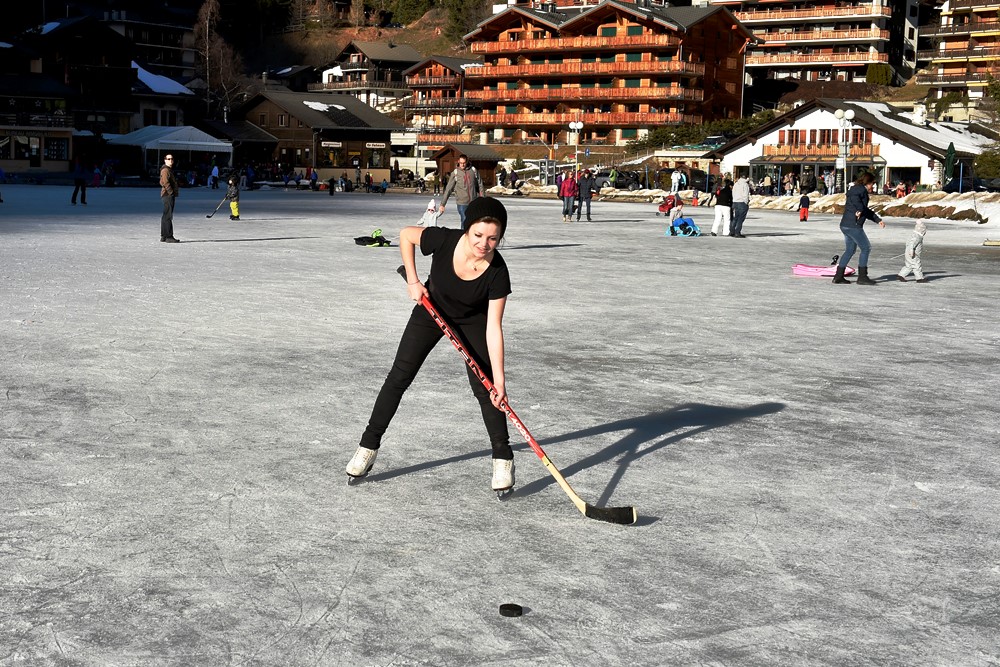 Les patineurs, randonneurs et hockeyeurs en herbe s'en donnent à coeur joie sur le lac gelé de Champex.