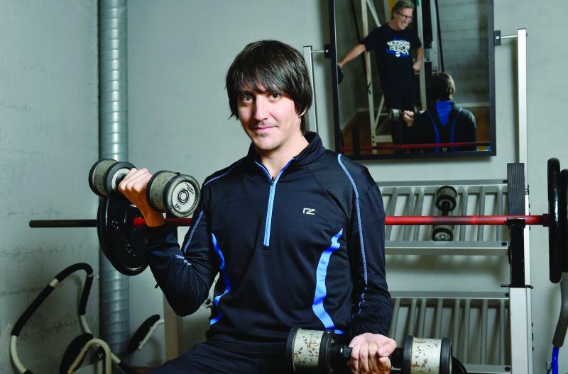 Marc Aymon s'entraîne régulièrement dans un fitness à Uvrier. Sous le regard attentif de son ami et coach Bob Mongrain.