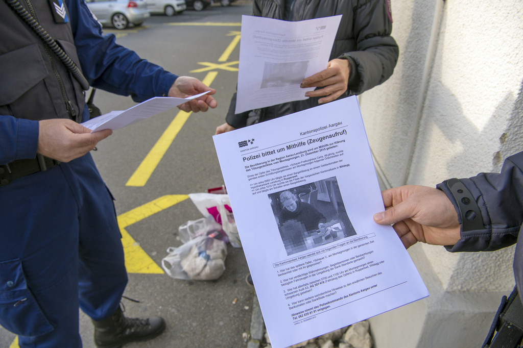 Les policiers d'Argovie ont distribué des tracts pour recueillir de nouveaux témoignages.