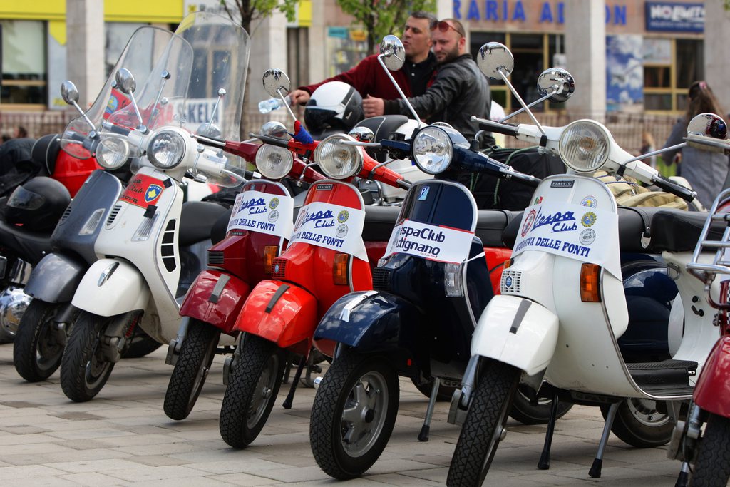 Les veilles Vespa éjectées de Gênes? Les défenseurs du mythe montent au créneau.