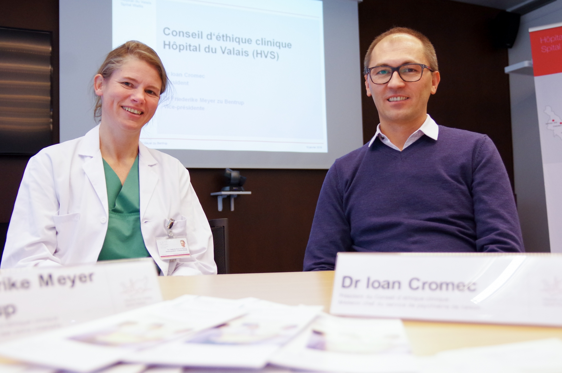 Les Dr. Friederike Meyer zu Bentrup et Ioan Cromec, respectivement vice-présidente et président du Conseil dâ019éthique.   hôpital du valais