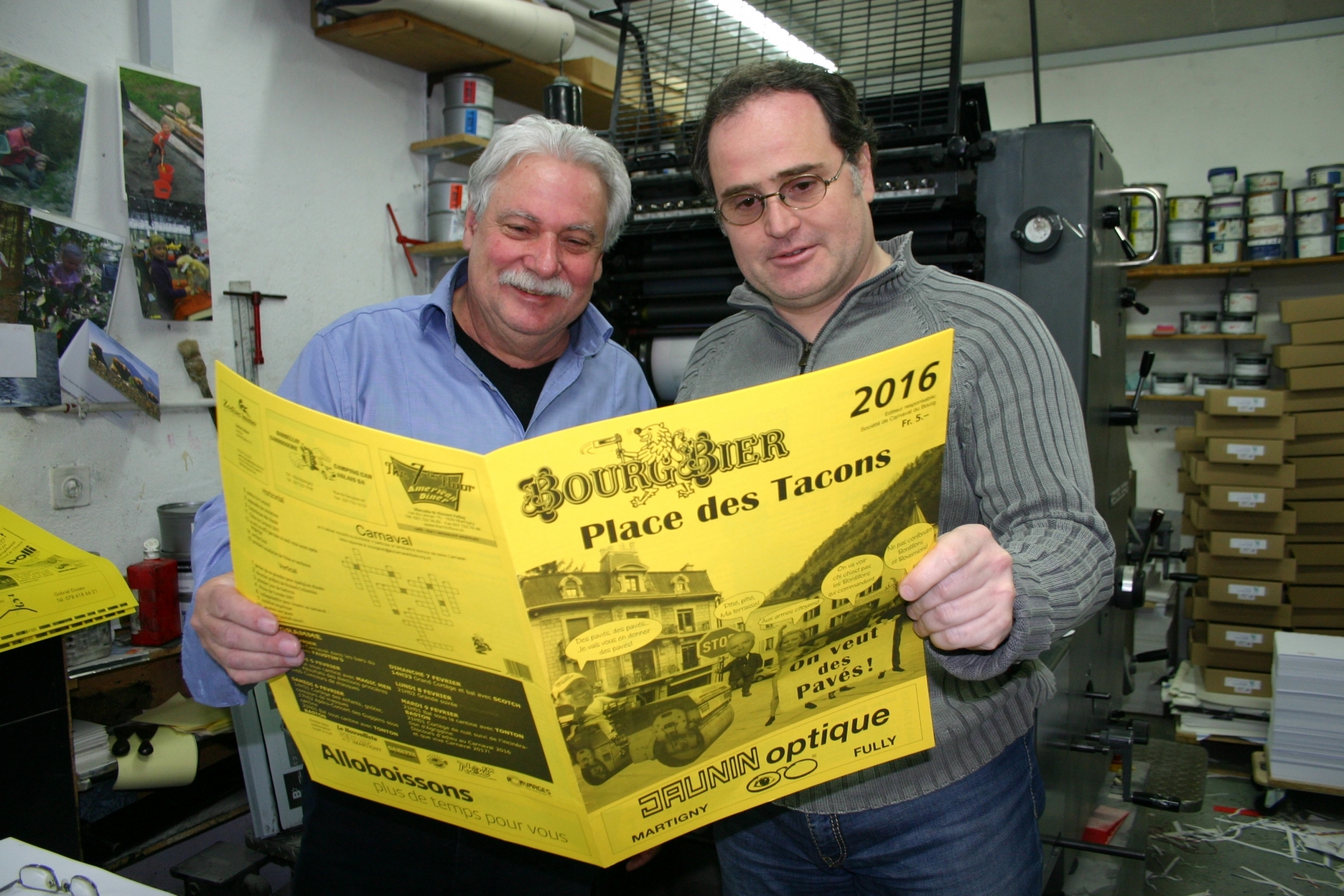 Paul-Henri Saudan et Olivier Morel heureux de présenter l'édition 2016 de Bourgbier, toute fraîche sortie des presses de l'Imprimerie du Bourg.

le nouvelliste