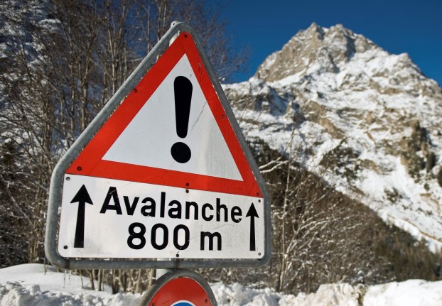 La route a été fermée à cause des risques d'avalanches.