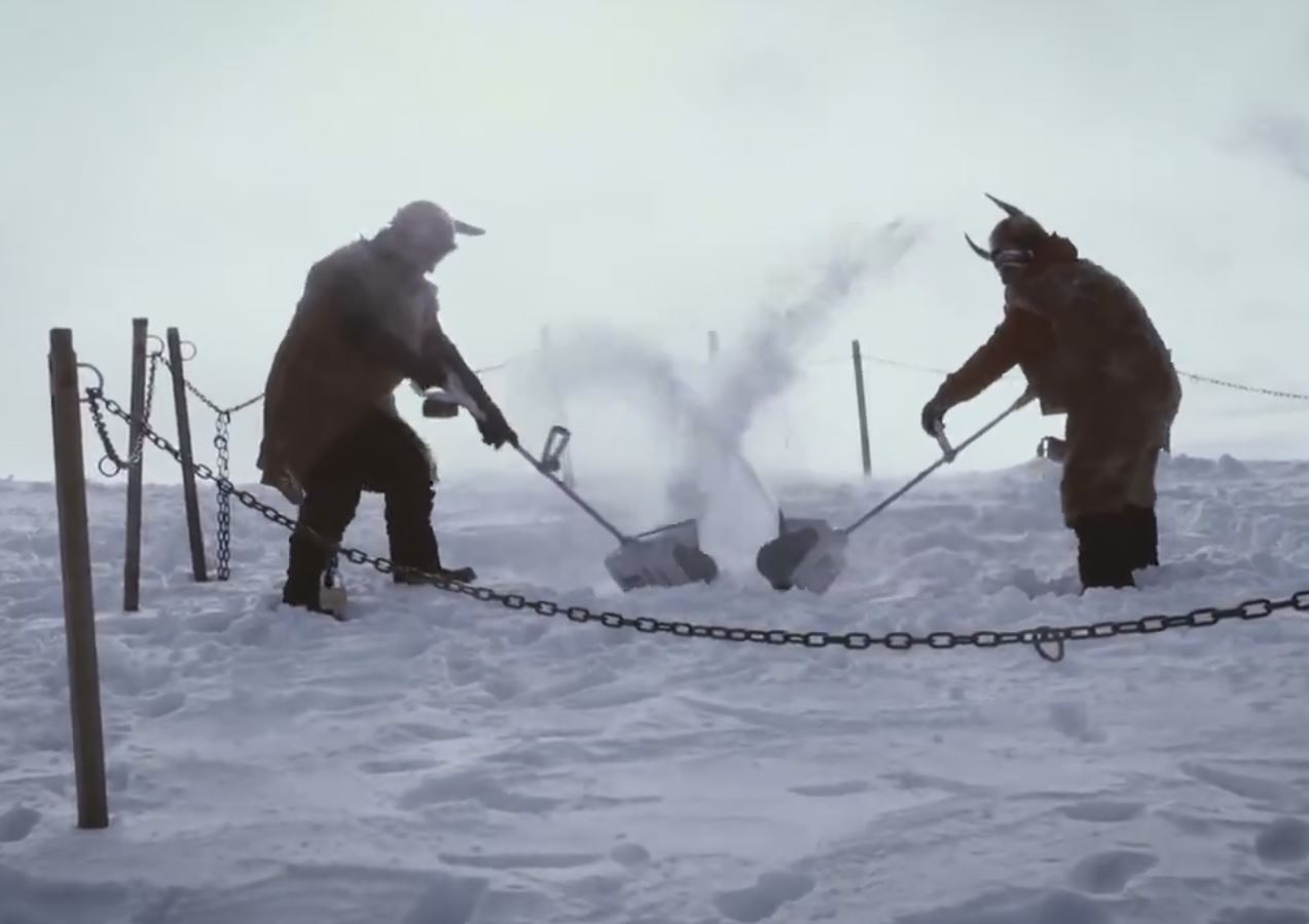 Roland Collombin et Philippe Roux "armés" de pelles à neige sur le Petit-Combin.