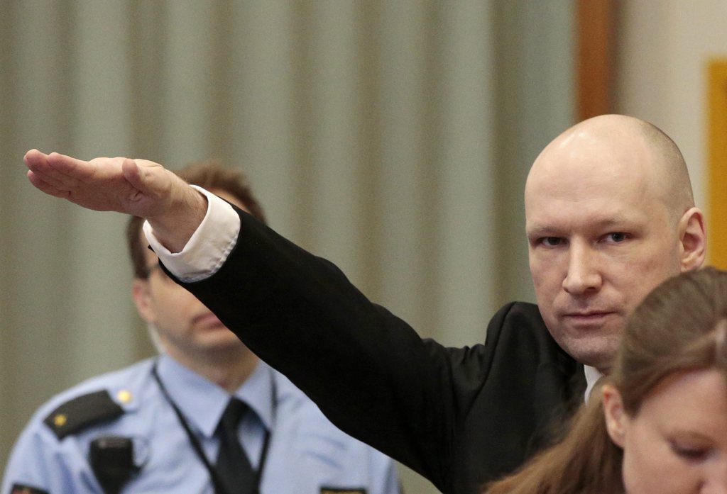 Anders Behring Breivik a effectué un salut nazi lors de son entrée au tribunal.