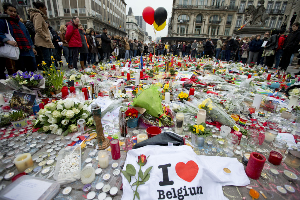 Trois ballons aux couleurs du drapeau belge sur la place de la Bourse à Bruxelles en hommage aux victimes des attentats qui ont frappé mardi la capitale.
