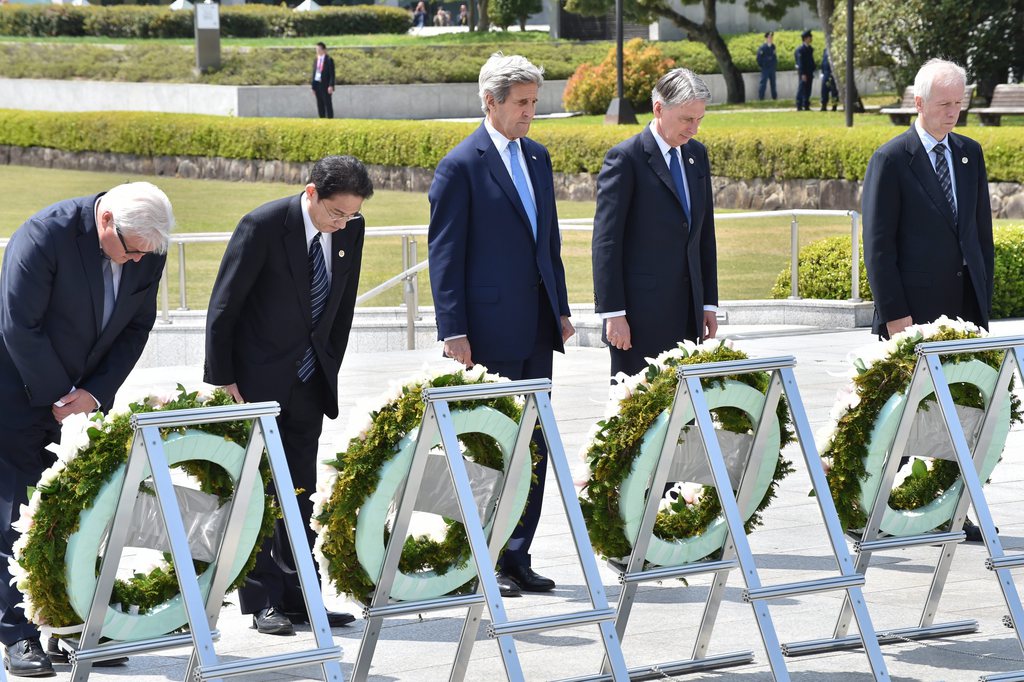 Les ministres des Affaires étrangères du G7 allemand, japonais, américain, britannique et canadien devant le Memorial d’Hiroshima.