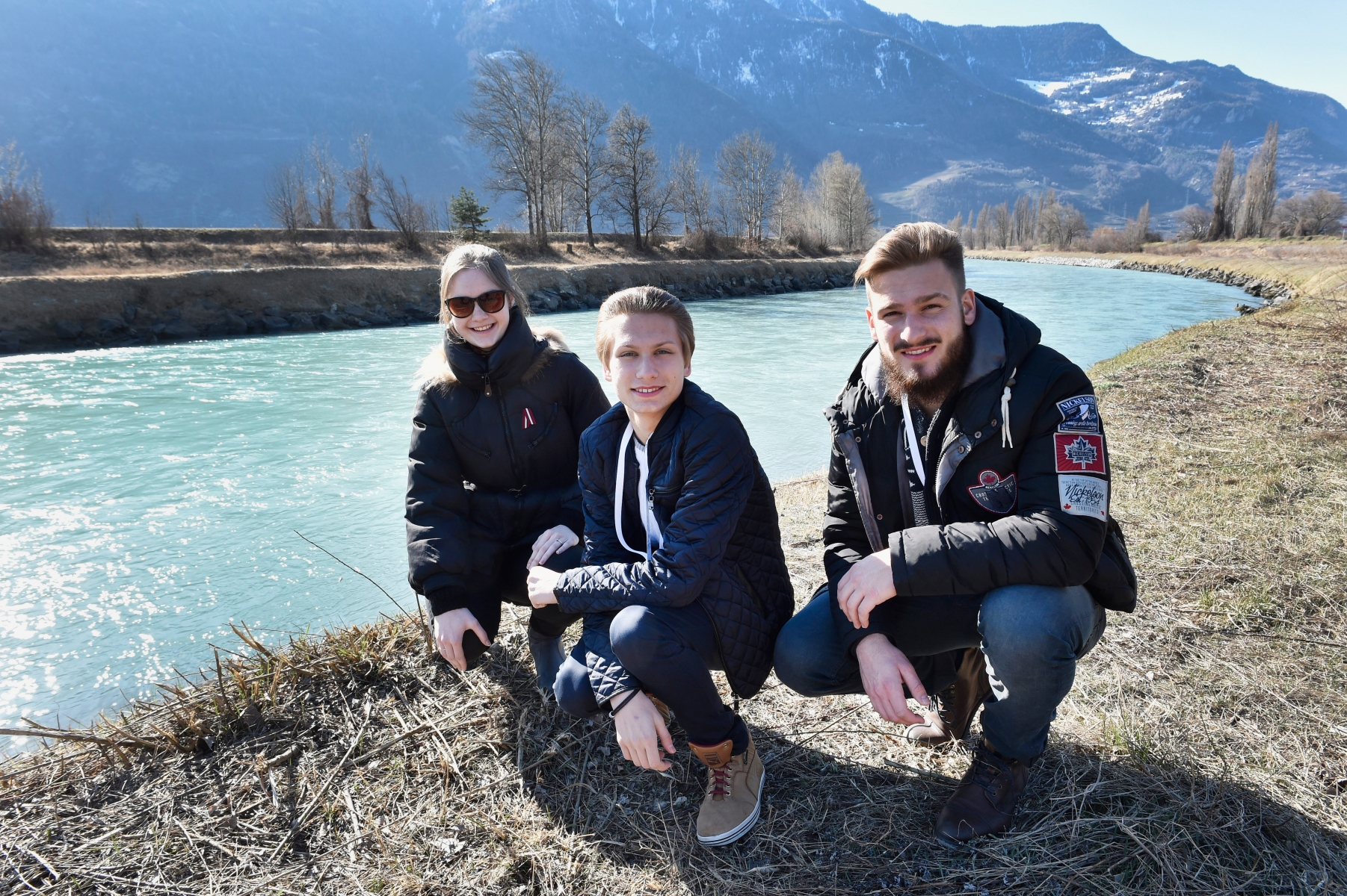 Saillon - 17 mars 2016 - Parlement européen de la jeunesse pour l'eau en visite à Saillon. Sur la photo: Zane, déléguée de Latvia, Nikolay, délégué de la Bulgarie et Jakub, délégué de la République Tchèque. (Le Nouvelliste/ Héloïse MARET)