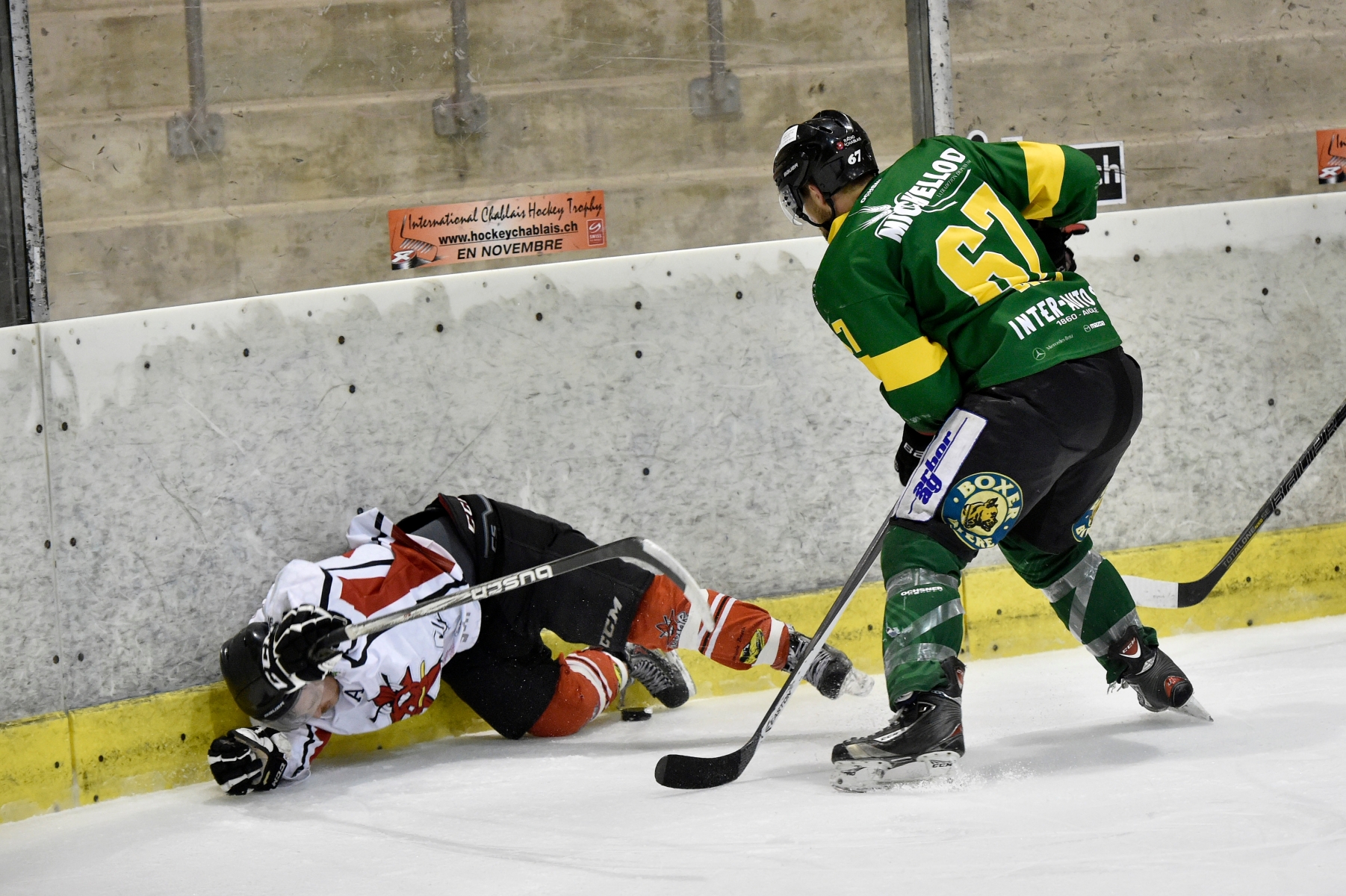 Monthey - 22 mars 2016 - Match de Hockey, HC Monthey Chablais - HC Star Chaux-de-Fonds. Sur l'image face à face entre Bezina Toni du HC Monthey Chablais et de Salus Tibor du HC Star Chaux-de-Fonds. (Le Nouvelliste/ Héloïse MARET)