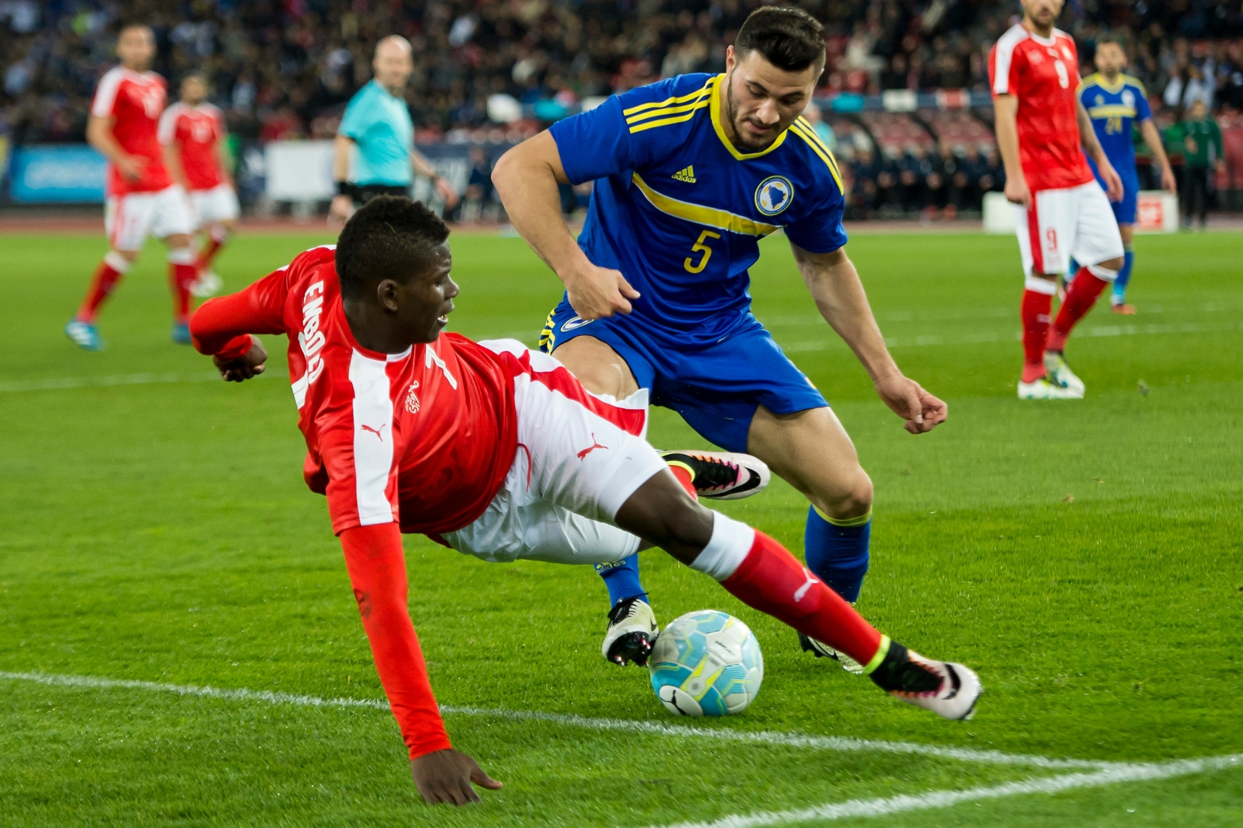 Swiss forward Breel Embolo, left, fights for the ball with Bosnia-Herzegovina's defender Sead Kolasinac, right, during the friendly soccer match between Switzerland and Bosnia and Herzegovina at the Letzigrund stadium in Zuerich, Switzerland, Tuesday, March 29, 2016. (KEYSTONE/Jean-Christophe Bott) SOCCER SWITZERLAND BOSNIA AND HERZEGOWINA