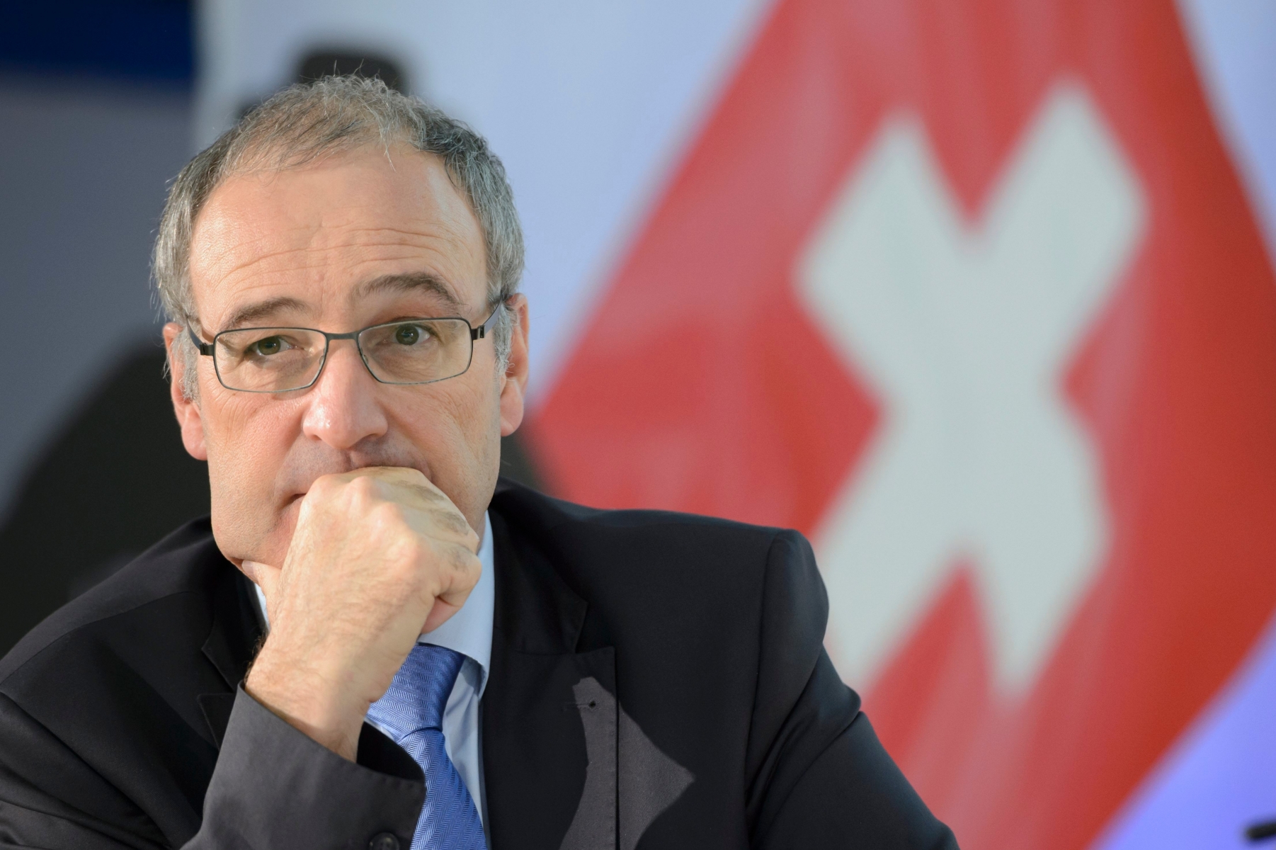 Guy Parmelin, conseiller national et candidat au conseil federal, parle lors de l'assemblee des delegues de l'Union Democratique du Centre, UDC, Suisse ce samedi 31 octobre 2015 a la Halle de la Tronchenaz a Villeneuve, Vaud. (KEYSTONE/Laurent Gillieron) SCHWEIZ SVP DELEGIERTENVERSAMMLUNG VILLENEUVE