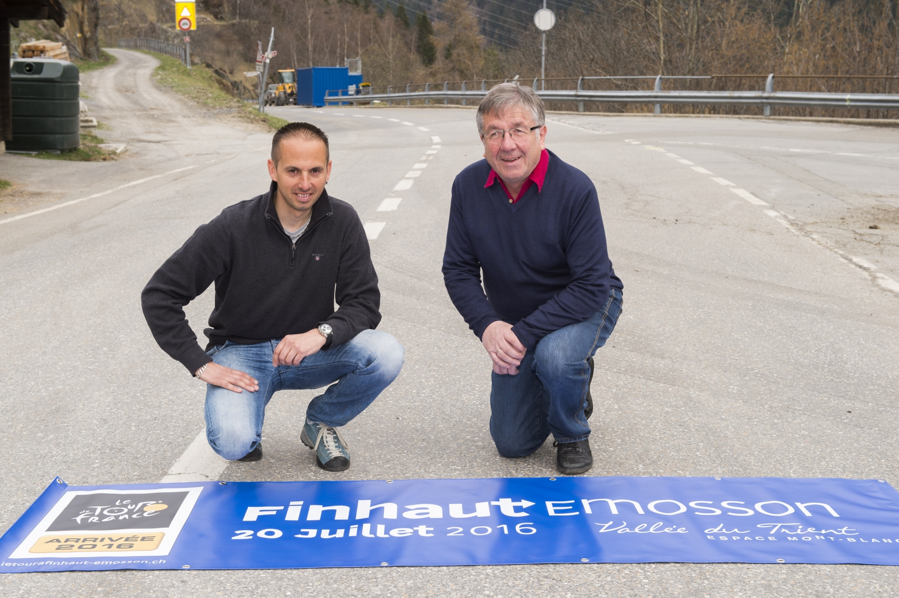 Finhaut le, 4 avril 2016: Tour de France 2016. Maxime Gay des Combes (comité directeur) et Alain GAy des Combes (co-président du comité directeur) sur la ligne d'arrivee du Tour de France 1970. ©Sacha Bittel/Le Nouvelliste