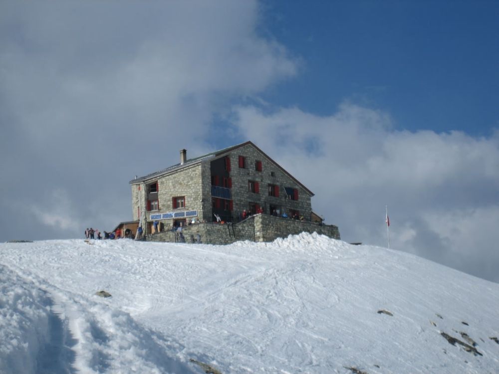 Triste hiver 2014-2015 pour les cabanes valaisannes du CAS, comme celle des Dix dans le Val d'Hérens.