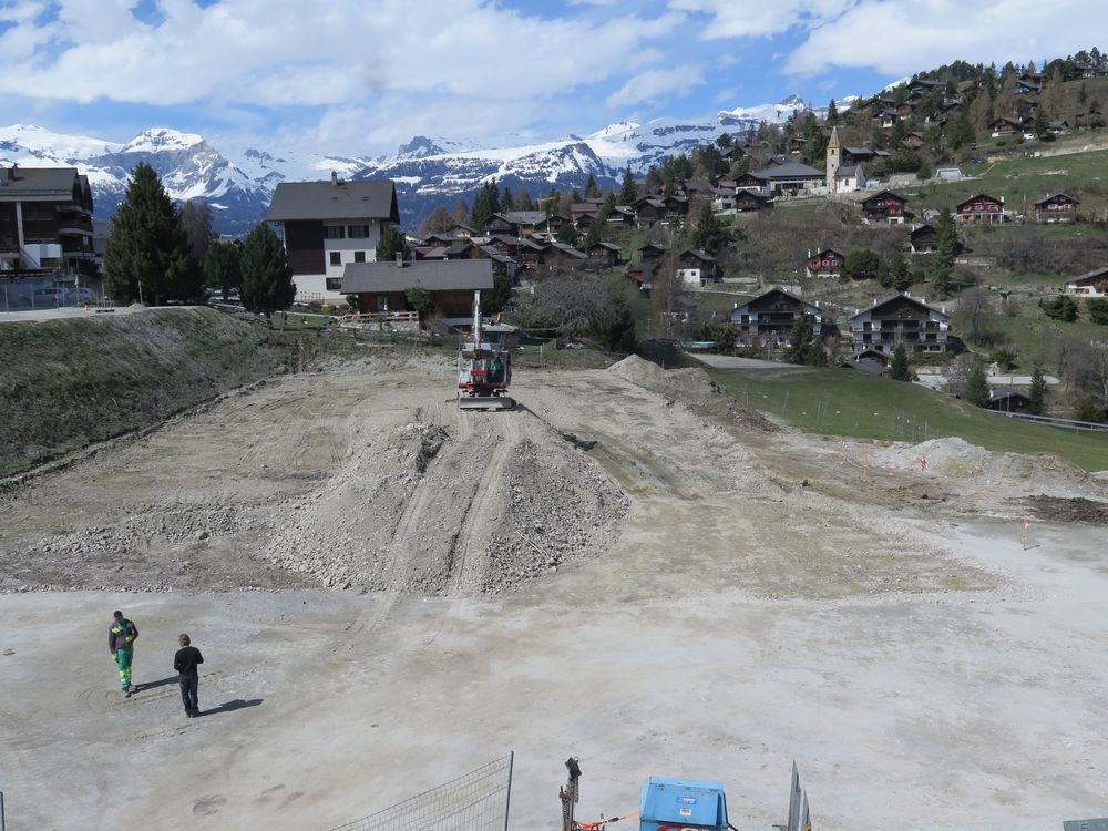 Une pelleteuse a démarré les travaux de terrassement à Vercorin. 