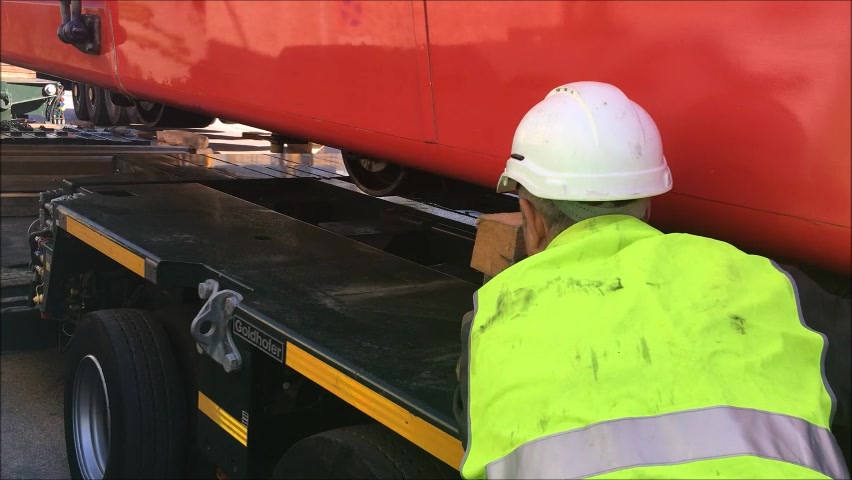 De nombreux passant sont restés scotchés lundi devant l'envol du funiculaire de la compagnie SMC.