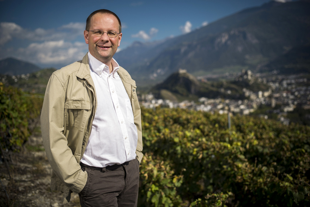 Dominique Giroud fait l'objet d'une enquête pour des soupçons de coupage de vin suisse par du vin étranger.