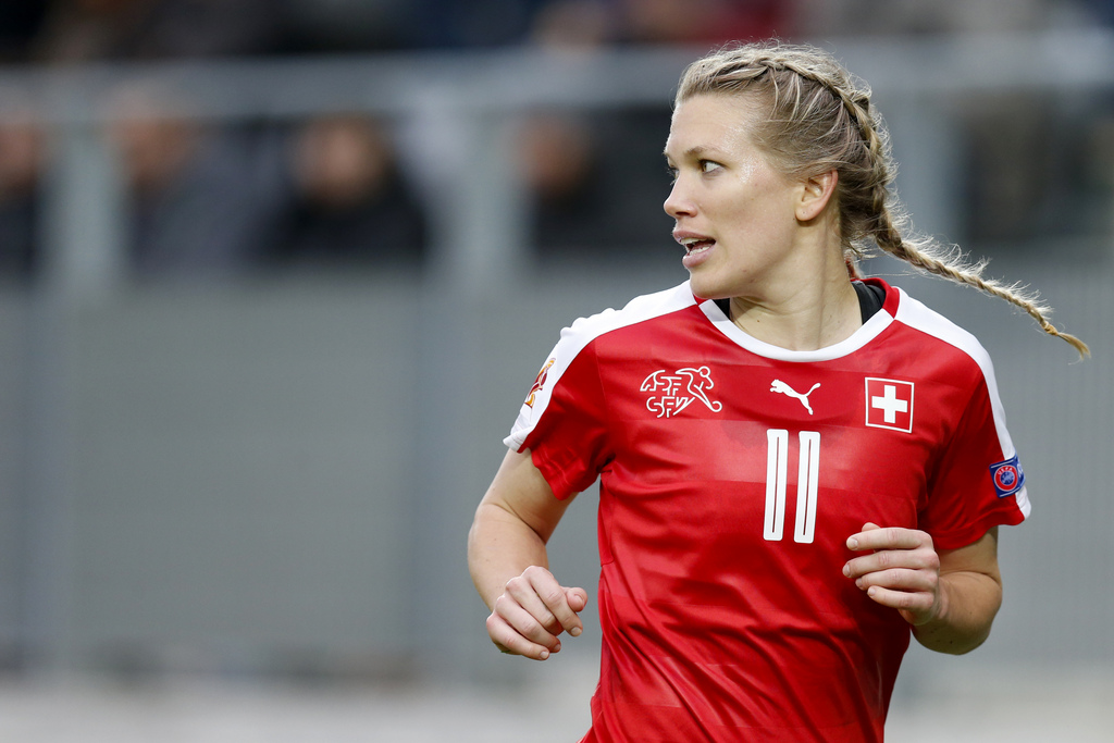 Lara Dickenmann, ici avec le maillot de l'équipe de Suisse, a le regard tourné du côté de Milan. 