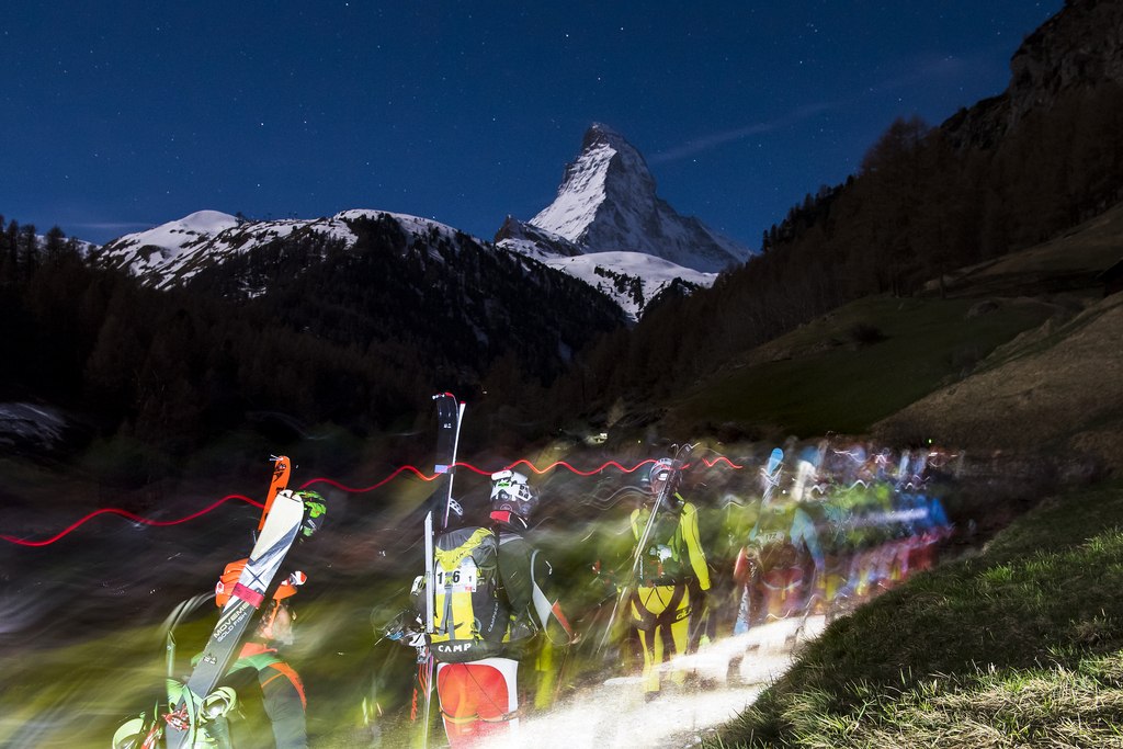 Les patrouilleurs partent de Zermatt en baskets. Plus loin, ils s'en débarrasseront pour les troquer contre des chaussures de ski.