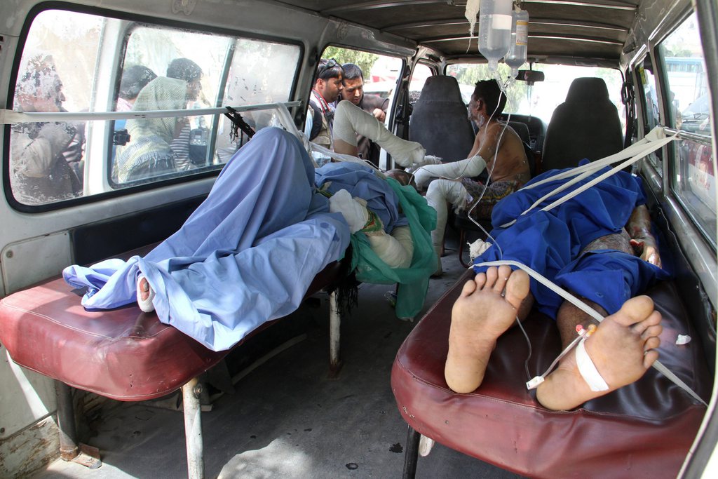 De nombreux blessés ont été emmenés dans les hôpitaux de Kandahar et de la province de Ghazni, où a eu lieu l'accident.
