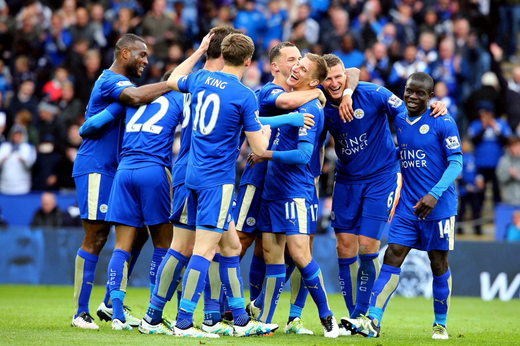 epa05275794 Leicester City's Marc Albrighton (centre) celebrates making it 4-0 during the English Premier League soccer match between Leicester City and Swansea City at The King Power Stadium in Leicester, Britain, 24 April 2016.  EPA/TIM KEETON EDITORIAL USE ONLY. No use with unauthorized audio, video, data, fixture lists, club/league logos or 'live' services. Online in-match use limited to 75 images, no video emulation. No use in betting, games or single club/league/player publications.leicester GROSSBRITANNIEN FUSSBALL LEICESTER SWANSEA