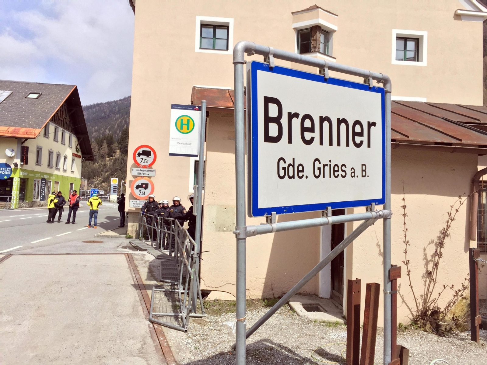 epa05275396 Italian demonstrators protest against Austria government that want close the border between Italy and Austria to migrants and refugees at the Brenner, Austria, 24 April 2016. Austrian and Tyrolean authorities announced they will reinstate border controls along Austrian's border crossings with Italy in order to stem the influx of migrants.  EPA/ROBERTO TOMASI AUSTRIA ITALY MIGRATION BORDER CONTROLS