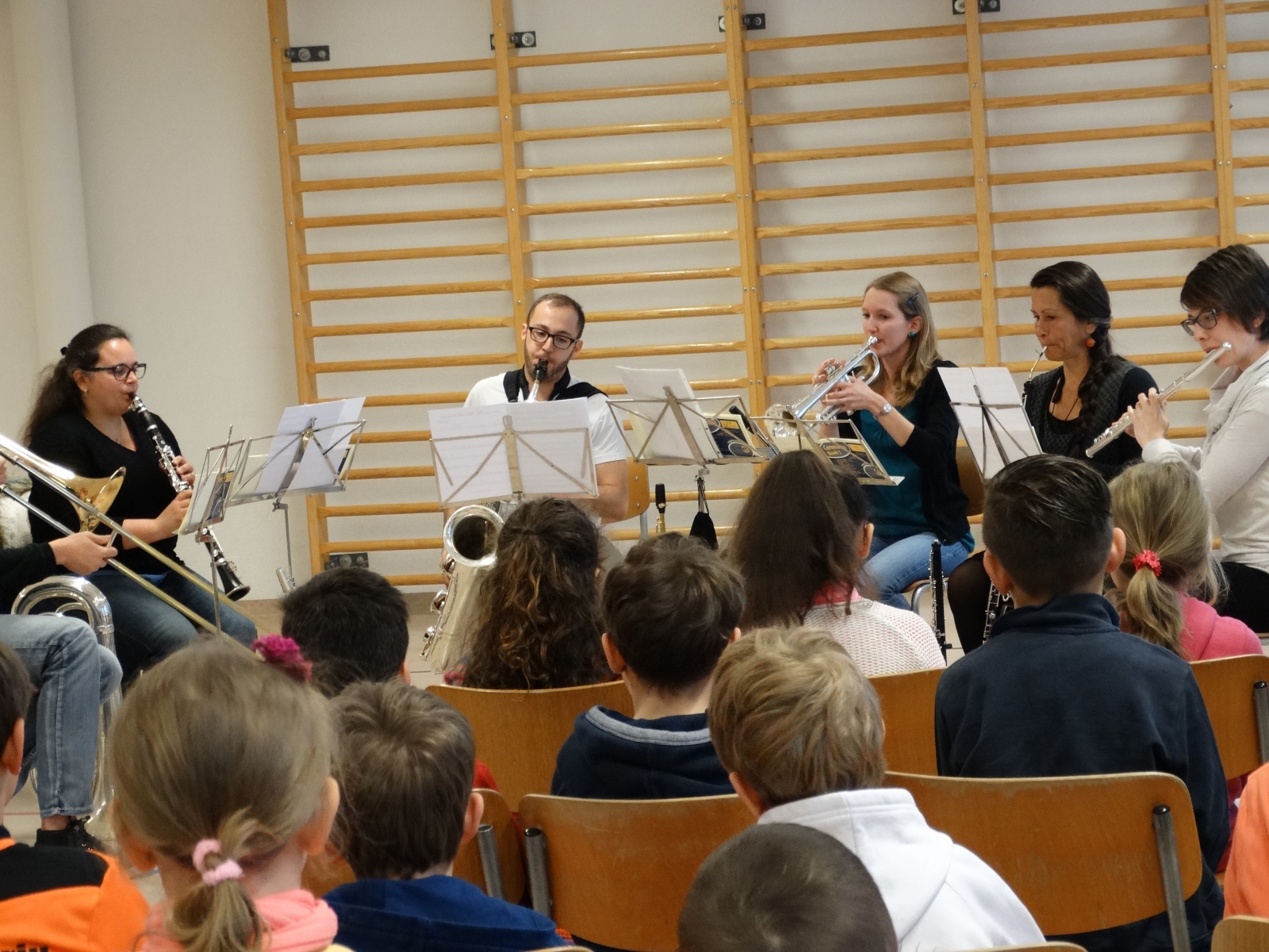 Des jeunes issus de l'école de musique veulent intéresser des enfants à fréquenter l'école de musique. le nouvelliste