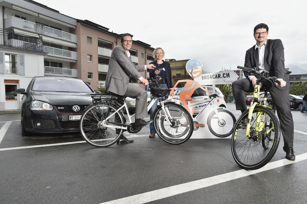 Stéphane Coppey remet ses clefs de voiture à Joëlle Herin, coordinatrice de Bike4Car. Yannick Buttet fera bientôt de même.