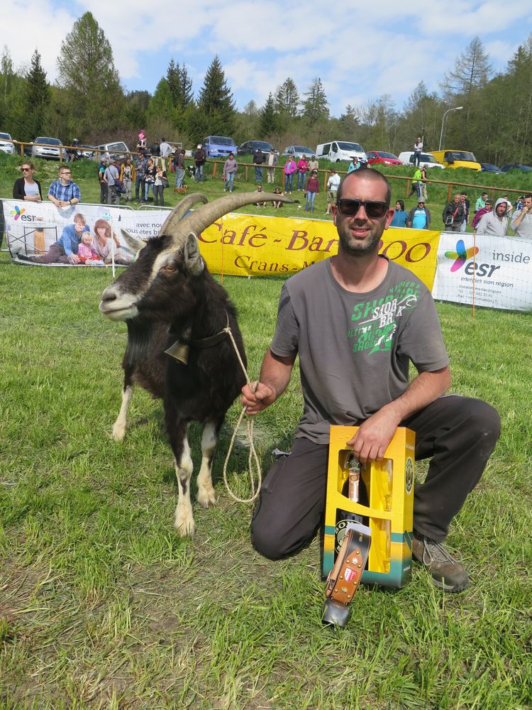 Altesse pose avec son propriétaire, Lucien Carron de Fully. 